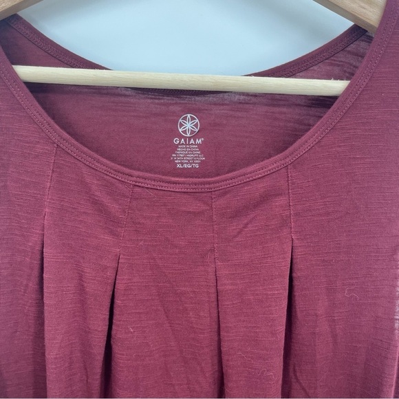 Gaiam XL NWT Burgundy Yoga Active Pleated Front Sleeveless Top - Picture 2 of 9